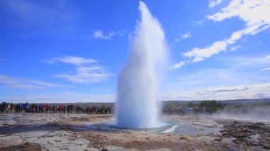 İzlanda 'nın Altın Çemberindeki Geysir Strokkur' da yükselen su patlaması