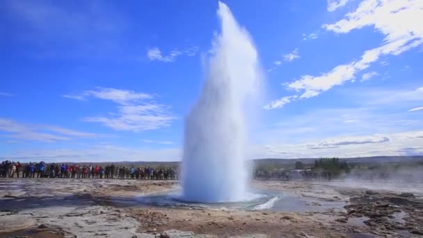 Opwaartse Waterexplosie Bij Geysir Strokkur Gouden Cirkel Van Ijsland — Stockvideo
