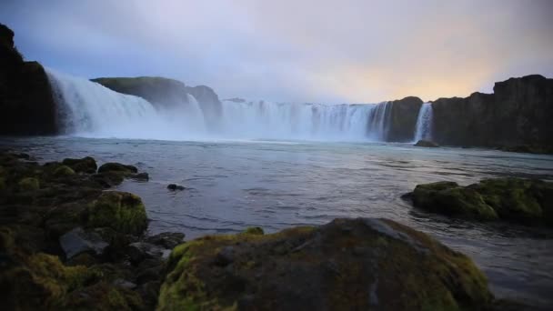 Blick Von Unten Auf Den Wunderschönen Godafoss Wasserfall Island — Stockvideo