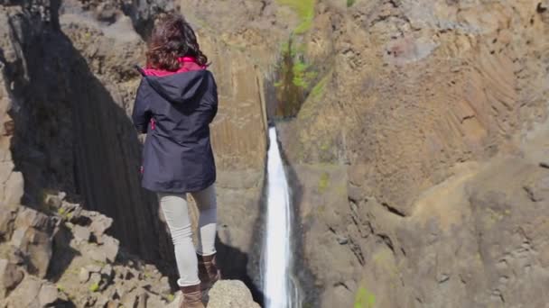 Une Jeune Femme Première Cascade Arrivant Hengifoss Islande — Video
