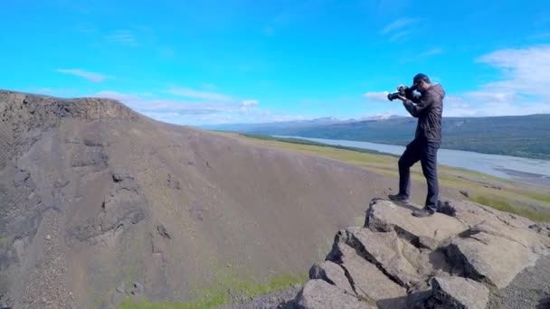 Een Jonge Fotograaf Fotografeert Eerste Waterval Hengifoss Ijsland — Stockvideo