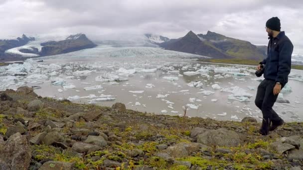 Casal Passeando Lago Congelado Jkulsrln Uma Manhã Agosto Islândia — Vídeo de Stock