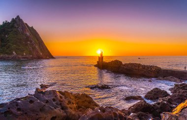  San Sebastian, Guipuzcoa yakınlarındaki Pasajes San Juan 'da gün batımında deniz feneri. Bask Ülkesi