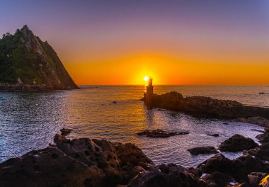 San Sebastian, Guipuzcoa yakınlarındaki Pasajes San Juan 'daki Deniz Feneri' nde değerli bir an. Bask Ülkesi