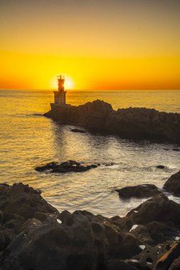 Pasajes San Juan, Gipuzkoa 'daki Deniz Feneri' nde gün batımı. Bask Ülkesi, dikey fotoğraf