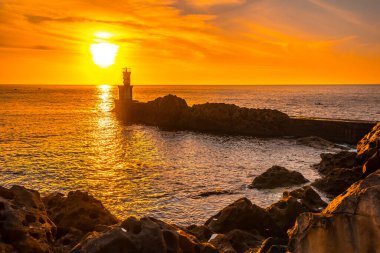  San Sebastian, Guipuzcoa yakınlarındaki Pasajes San Juan 'da gün batımında deniz feneri. Bask Ülkesi