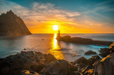 San Sebastian, Guipuzcoa yakınlarındaki Pasajes San Juan 'daki deniz fenerinde mavi saat. Bask Ülkesi