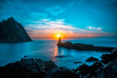  San Sebastian, Guipuzcoa yakınlarındaki Pasajes San Juan 'da gün batımında deniz feneri. Bask Ülkesi