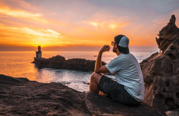 Mladý Muž Sedící Oranžového Západu Slunce Majáku Pasajes San Juan — Stock fotografie