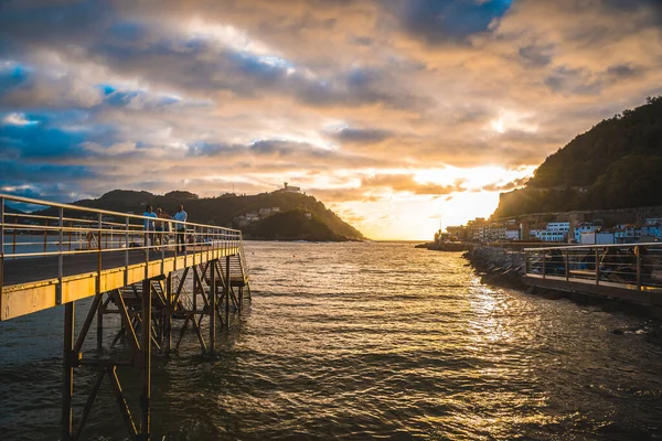 Ponte Madeira Marítima Pôr Sol Cidade San Sebastin Gipuzkoa País — Fotografia de Stock