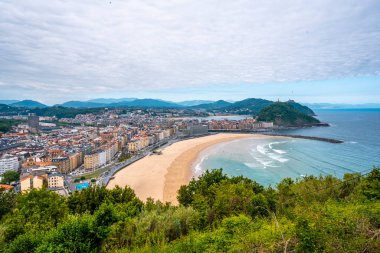 Bir bahar sabahı San Sebastian şehrinin genel manzarası