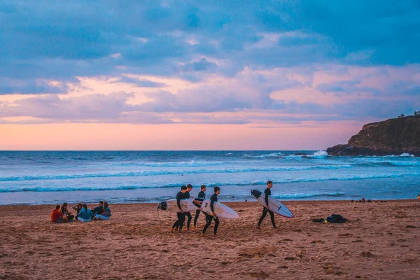 Eine Gruppe Junger Surfer Strand Der Stadt San Sebastin Gipuzkoa — Stockfoto