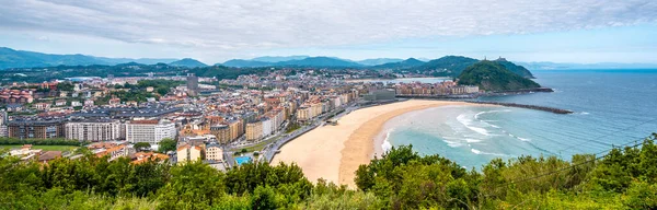 San Sebastian şehri ve Ulia Dağı 'ndan Zurriola plajı, Gipuzkoa. Bask Ülkesi