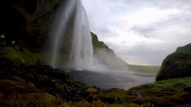 İnanılmaz Seljalandsfoss şelalesi. İzlanda