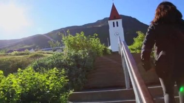 Siglufjordur balıkçı köyünde merdivenlerden çıkan genç bir kadın. İzlanda