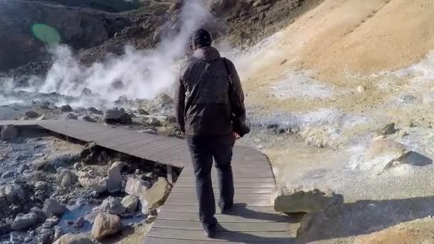 Reykjanes Skaginn Parkı Nda Tahta Yolda Yürüyen Genç Bir Adam — Stok video