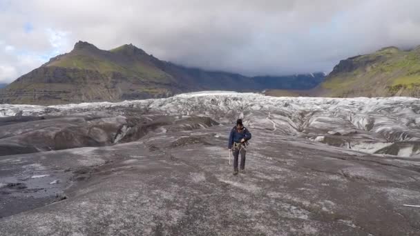 Pewien Młody Człowiek Spacerujący Lodowcu Svinafellsjokull Pewnego Letniego Ranka Islandia — Wideo stockowe