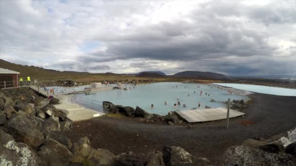 美丽的冰岛岛屿中心的天然温泉 挤满了洗澡的人 — 图库视频影像