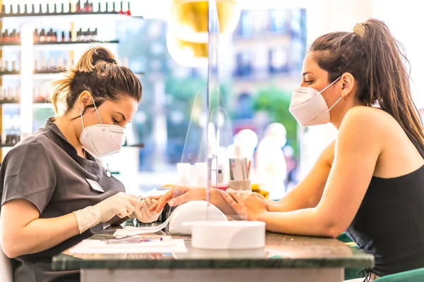 Salón Belleza Manicura Pedicura Con Medidas Seguridad Personas Con Máscaras —  Fotos de Stock