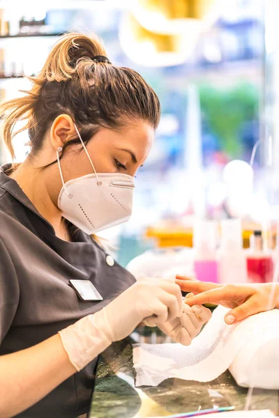 Trabalhador Salão Beleza Latina Com Máscara Tratamento Unhas Reabertura Após — Fotografia de Stock