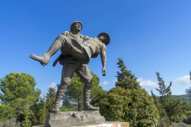 5 Şubat 2018 'de Çanakkale' deki Şehitler Anıtı 'nda yaralanan Anzak askerini taşıyan Türk askerinin Anıtı