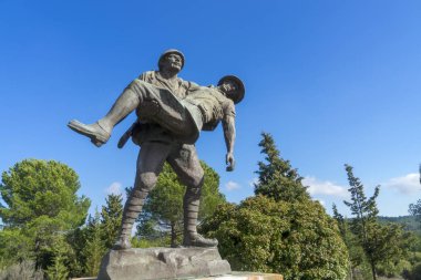 5 Şubat 2018 'de Çanakkale' deki Şehitler Anıtı 'nda yaralanan Anzak askerini taşıyan Türk askerinin Anıtı