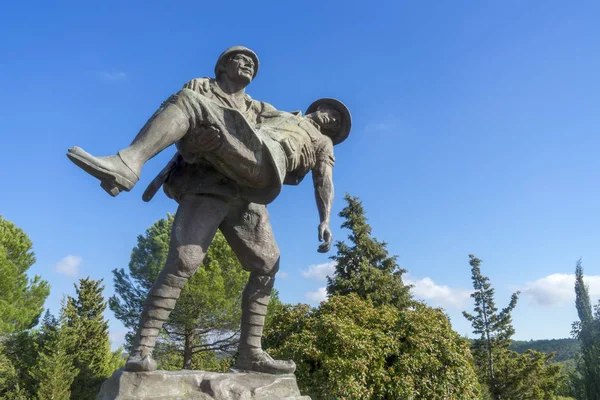 5 Feb 2018 Monument of a Turkish soldier carrying wounded Anzac soldier at Canakkale (Dardanelles) Martyrs\' Memorial, Turkey