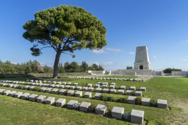 5 Şubat 2018 Yalnız Çam mezarlığı, Türkiye 'nin Çanakkale kentinde Gelibolu muharebesine katılan Anzak askerleri mezar taşları