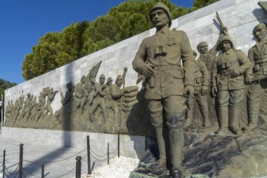 1 Ağustos 2017, Çanakkale 'deki Atatürk heykeli (Dardanelles) Gelibolu, Çanakkale, Türkiye' de şehit anıtı