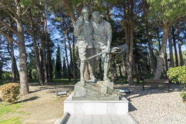 5 Şubat 2018 'de Çanakkale' deki Şehitler Anıtı 'nda yaralanan Anzak askerini taşıyan Türk askerinin Anıtı.
