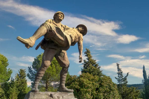 5 Feb 2018 Monument of a Turkish soldier carrying wounded Anzac soldier at Canakkale (Dardanelles) Martyrs\' Memorial, Turkey