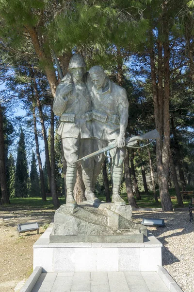 5 Feb 2018 Monument of a Turkish soldier carrying wounded Anzac soldier at Canakkale (Dardanelles) Martyrs\' Memorial, Turkey.