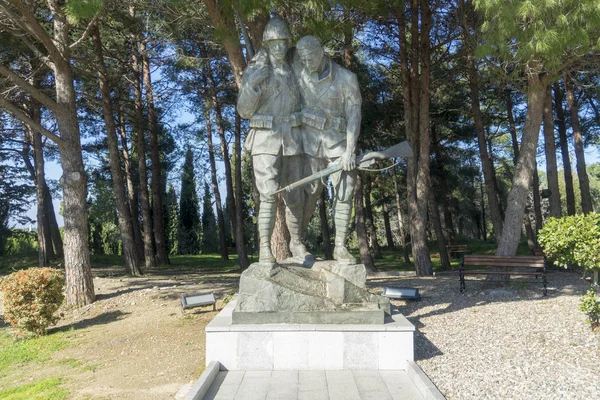 5 Feb 2018 Monument of a Turkish soldier carrying wounded Anzac soldier at Canakkale (Dardanelles) Martyrs\' Memorial, Turkey.