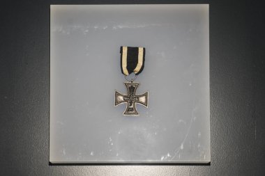 1 Ağustos 2017 'de Çanakkale Efsanevi Terfi Merkezi' nde Gelibolu Muharebesi 'nde savaşan bir askere ait Demir Haç Madalyası. Gelibolu, Türkiye