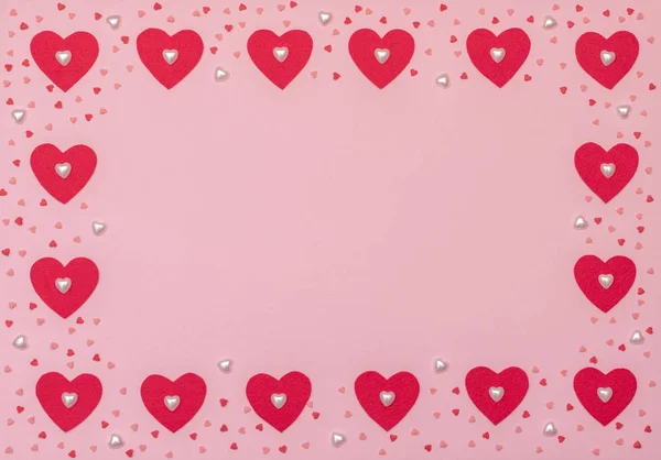 Valentijnsdag Roze Achtergrond Met Rode Parel Harten Valentijnskaart Vlakke Lay — Stockfoto