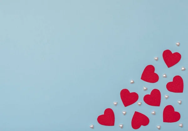 Fondo Azul Del Día San Valentín Con Corazones Rojos Perlas — Foto de Stock