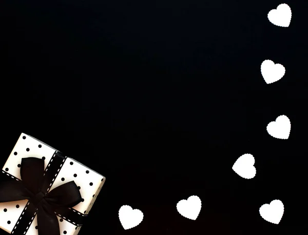 Caja Regalo Envuelta Con Papel Lunares Con Cinta Negra Sobre — Foto de Stock