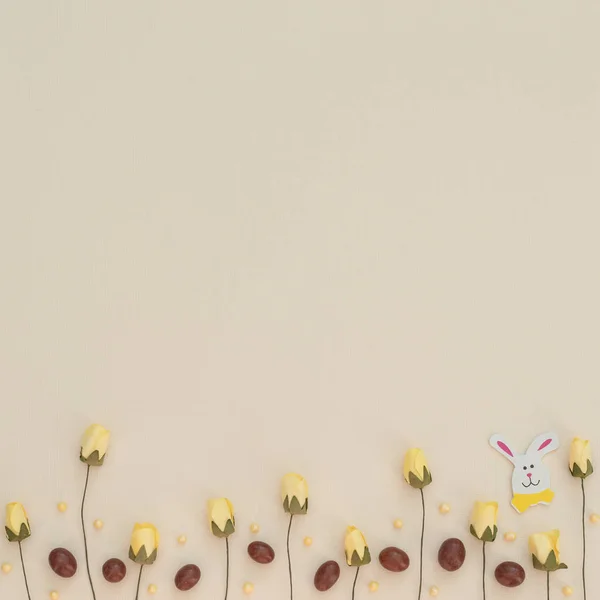 Renkli Kahverengi Sarı Çikolatalı Paskalya Yumurtaları Bahar Çiçekleri Ahşap Paskalya — Stok fotoğraf