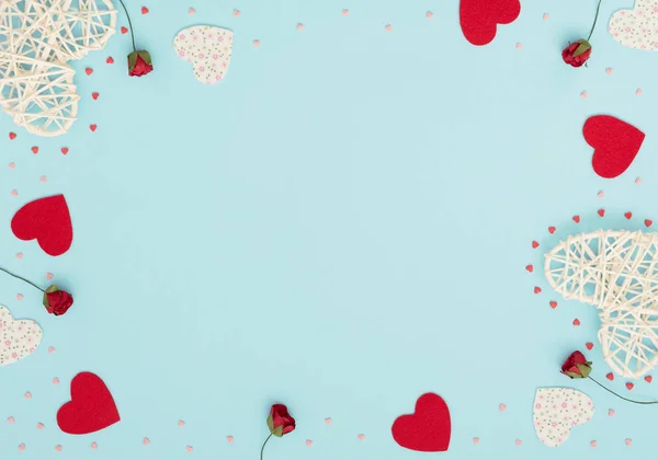 Valentijnsdag Blauwe Achtergrond Met Rotan Voelde Harten Rode Rozen Kleine — Stockfoto