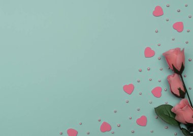 Sevgililer Günü 'nün mavi arka planı pembe kalpler, boncuklar ve güllerle dolu. Sevgililer Günü tebrik kartı. Düzleştirme biçimi.