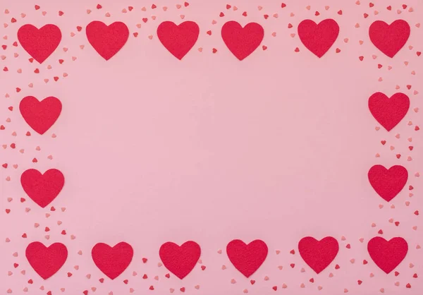 Valentijnsdag Roze Achtergrond Met Rode Harten Valentijnskaart Vlakke Lay Stijl — Stockfoto