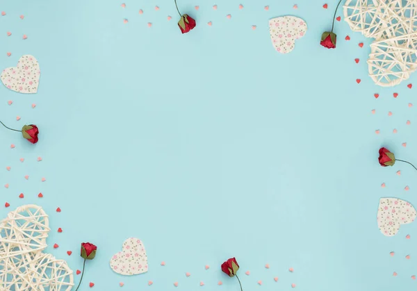 Dia Dos Namorados Fundo Azul Com Corações Vime Feltro Rosas — Fotografia de Stock