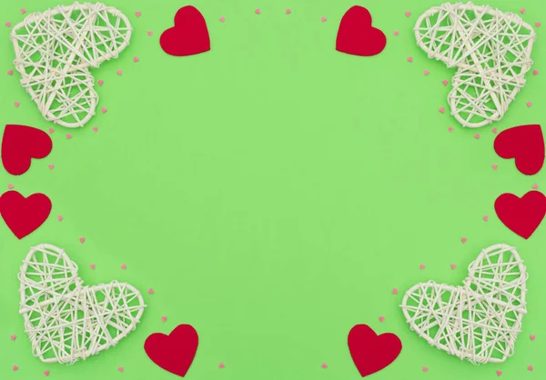 San Valentino Sfondo Verde Con Rattan Cuori Sentiti Piccoli Cuori — Foto Stock