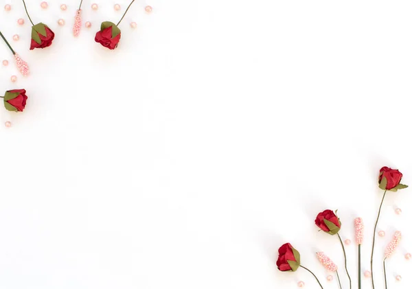 Kırmızı Güller Pembe Çiçekler Beyaz Arka Planda Boncuklar Sevgililer Günü — Stok fotoğraf