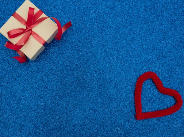 Caja Regalo Blanca Con Cinta Roja Con Corazón Rojo Sobre — Foto de Stock