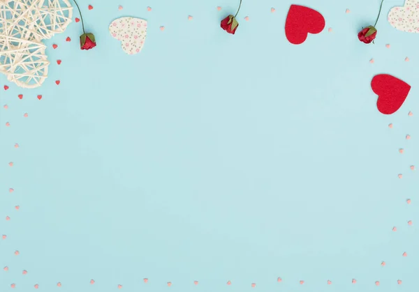 Valentijnsdag Blauwe Achtergrond Met Rotan Voelde Harten Rode Rozen Kleine — Stockfoto