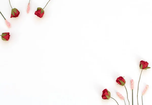 Beyaz Arka Planda Kırmızı Güller Pembe Çiçekler Sevgililer Günü Bahar — Stok fotoğraf