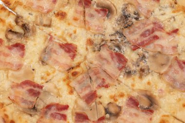 Pastırmalı, peynirli, mantarlı, soğanlı ve kremalı leziz İtalyan pizzası. Seçici odaklanma. Fast food konsepti.  