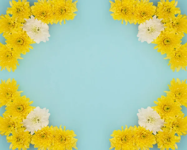 Flores Amarillas Blancas Sobre Fondo Azul Día Madre Concepto Primavera — Foto de Stock