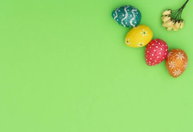 Renkli turuncu, mavi, kırmızı ve sarı Paskalya yumurtaları.